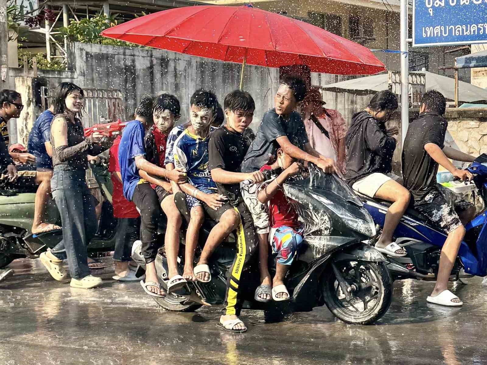 Tayland’ın en büyük bayramı Songkran Su Festivali başladı
Tayland’ın en büyük bayramı Songkran Su Festivali başladı