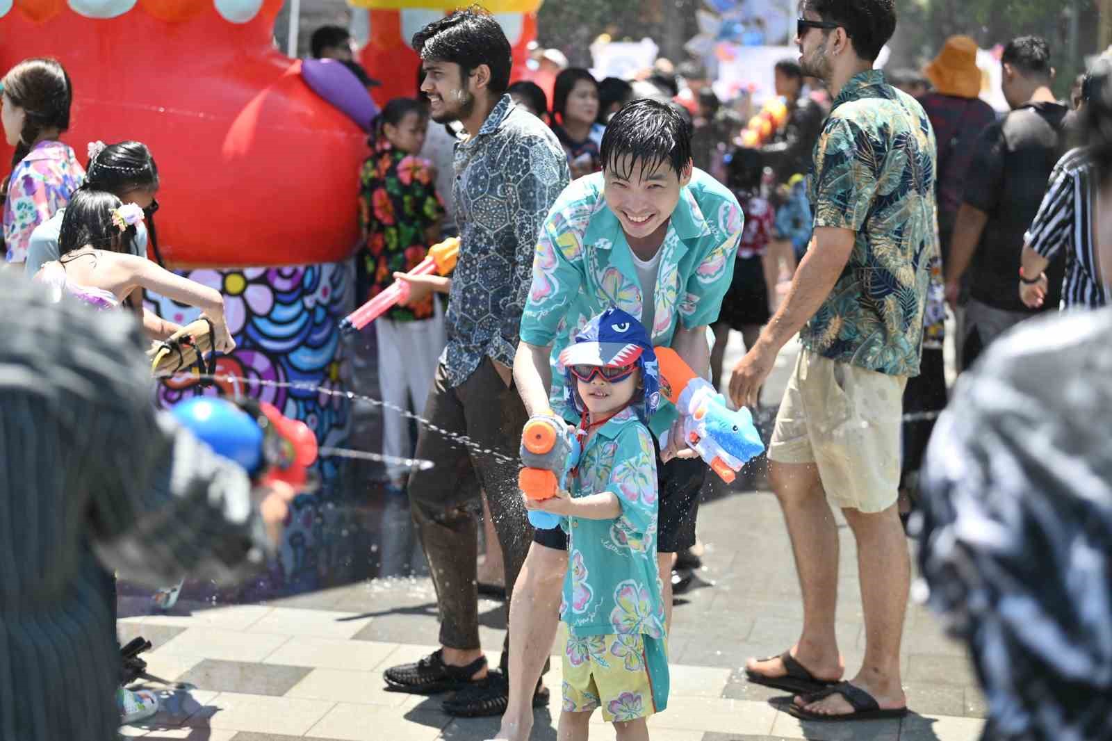 Tayland’ın en büyük bayramı Songkran Su Festivali başladı
Tayland’ın en büyük bayramı Songkran Su Festivali başladı