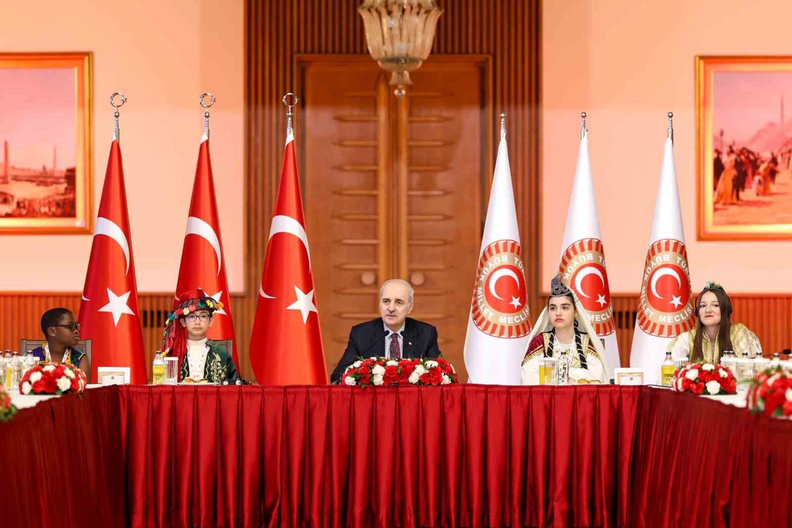 TBMM Başkanı Kurtulmuş 26 ülkeden gelen dünya çocuklarını TBMM Tören Salonu’nda kabul etti

