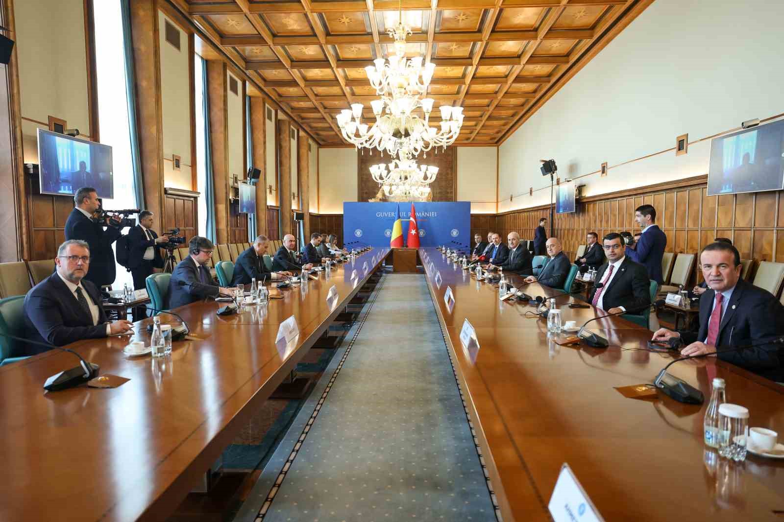 TBMM Başkanı Kurtulmuş, Romanya Başbakanı Bolojan ile görüştü
