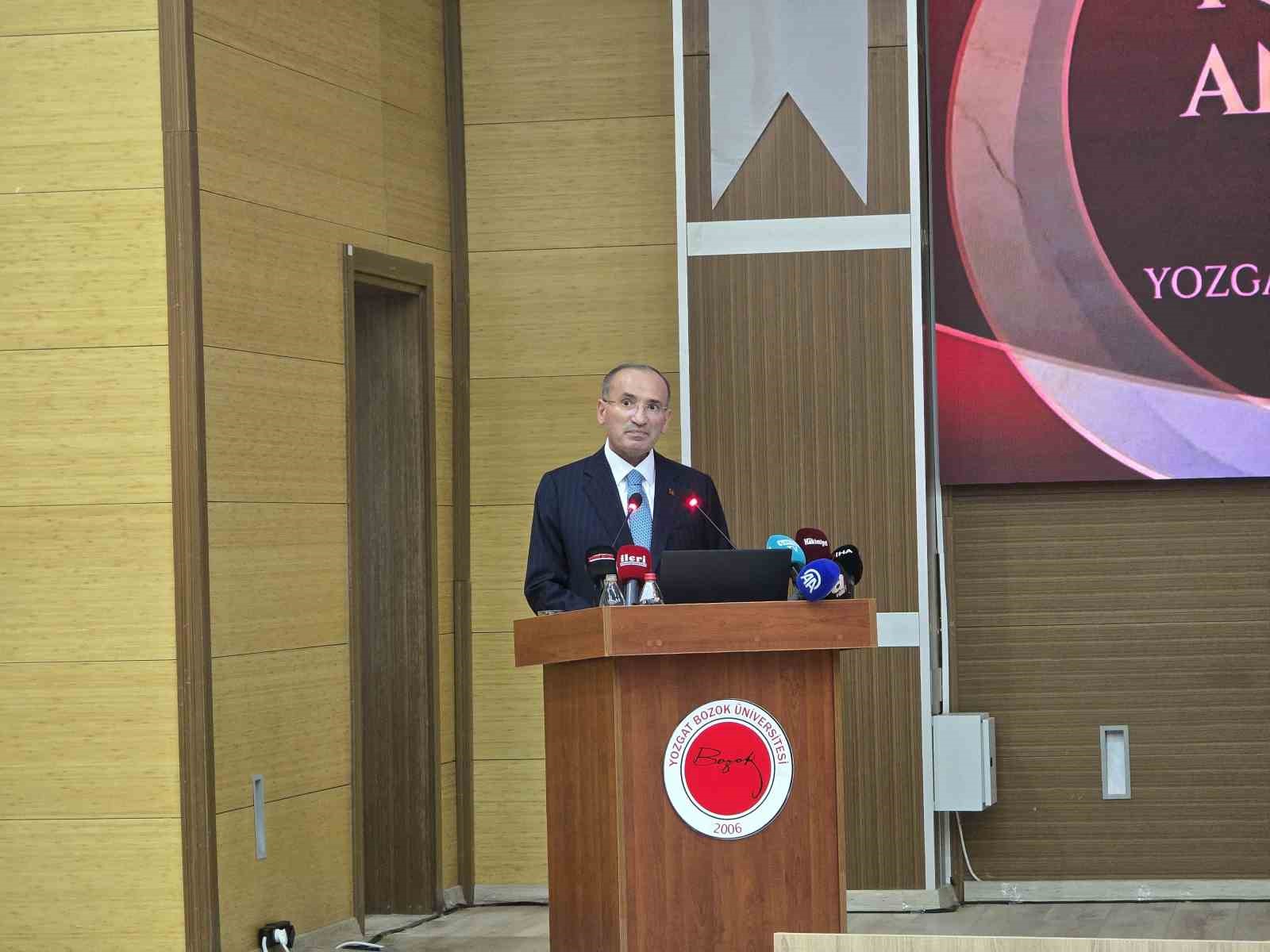 TBMM Başkanvekili Bekir Bozdağ: "1982 Anayasası artık Türkiye’yi taşıyamıyor"
