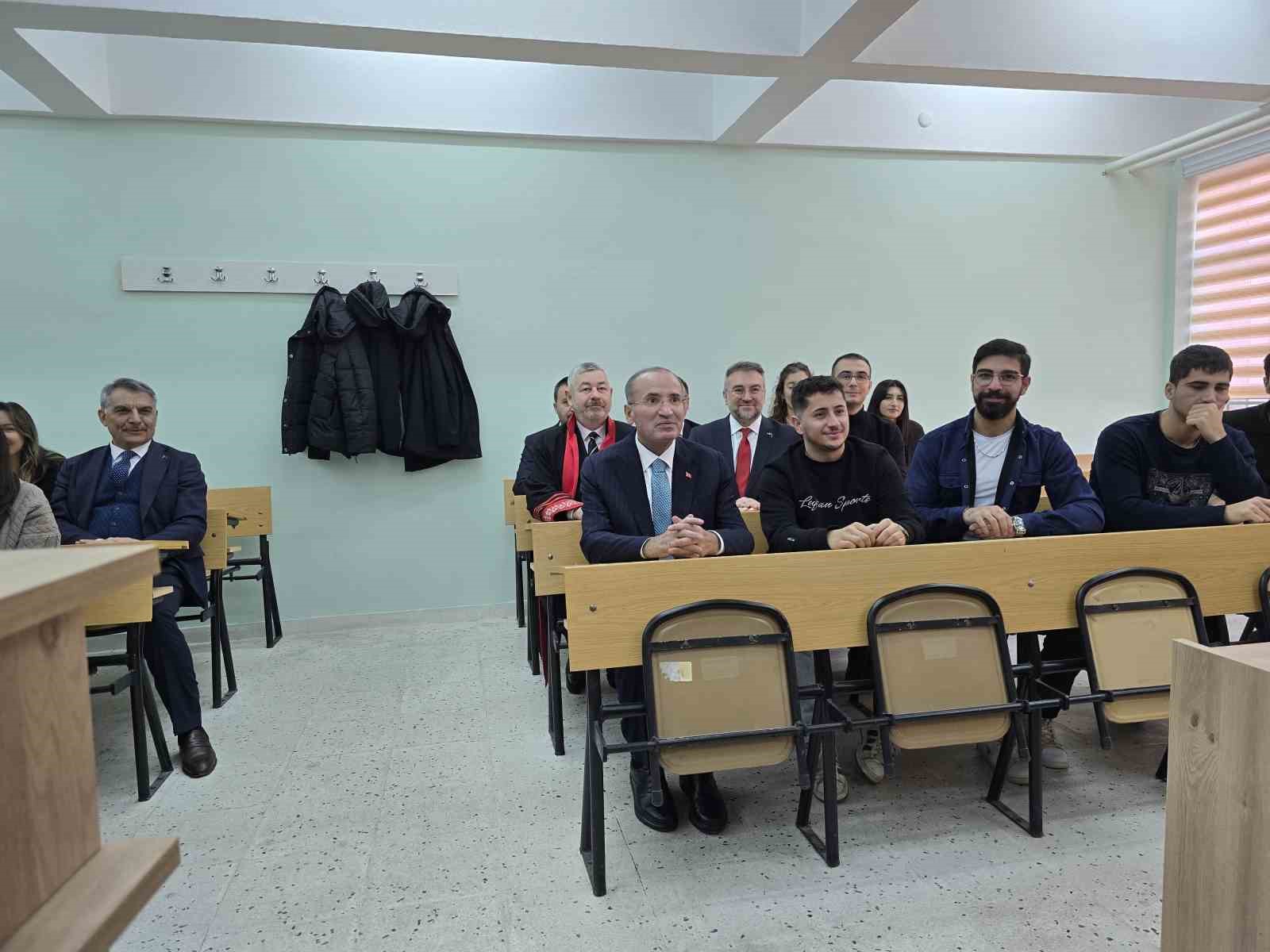 TBMM Başkanvekili Bekir Bozdağ: "1982 Anayasası artık Türkiye’yi taşıyamıyor"
