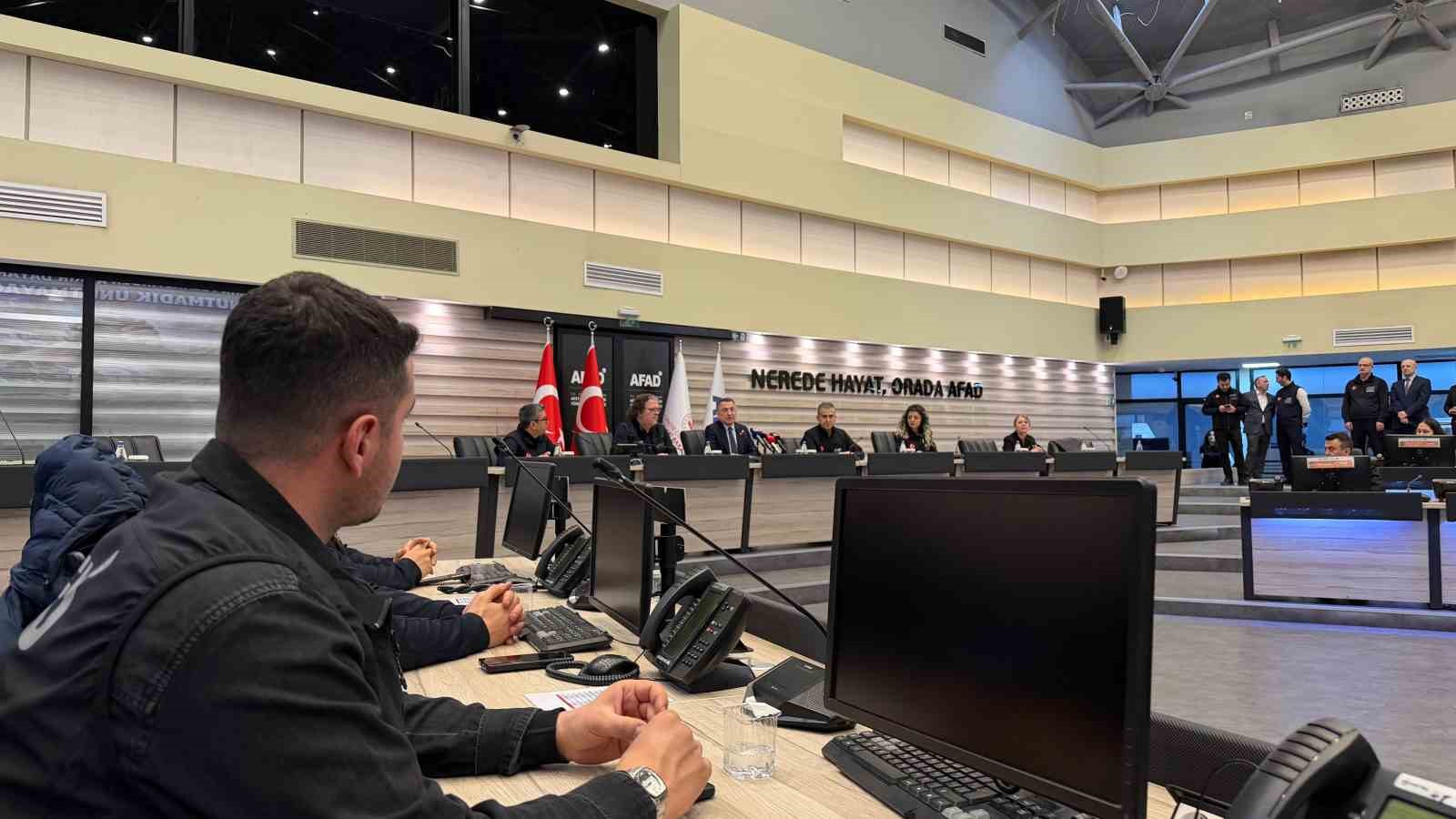 TBMM Dışişleri Komisyonu Başkanı Oktay: "650 bin personeli sahaya sürmek hiçbir ülkenin yapabileceği bir olay değil"
TBMM Dışişleri Komisyonu Başkanı Oktay: "650 bin personeli sahaya sürmek hiçbir ülkenin yapabileceği bir olay değil"