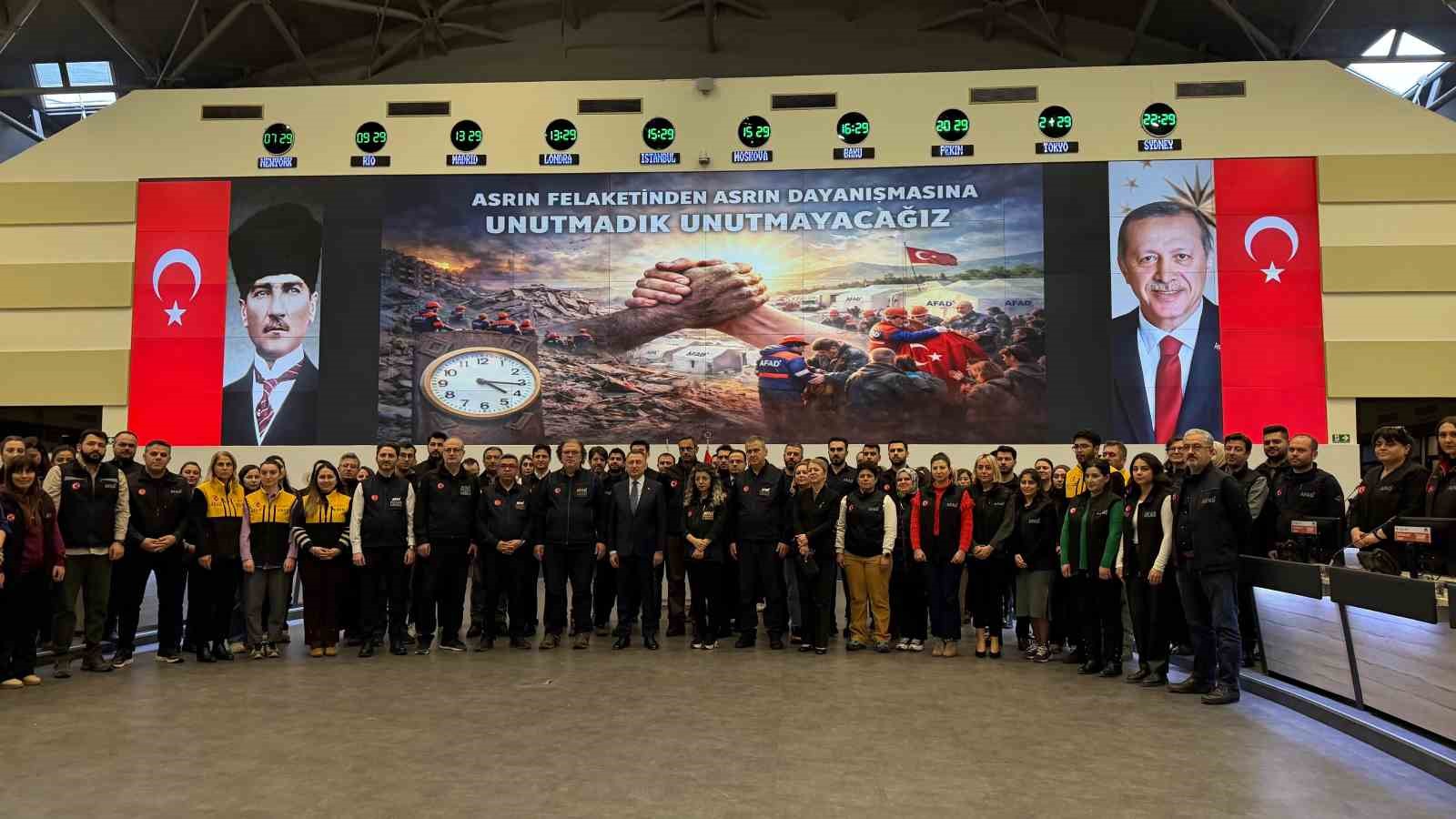 TBMM Dışişleri Komisyonu Başkanı Oktay: "650 bin personeli sahaya sürmek hiçbir ülkenin yapabileceği bir olay değil"
TBMM Dışişleri Komisyonu Başkanı Oktay: "650 bin personeli sahaya sürmek hiçbir ülkenin yapabileceği bir olay değil"