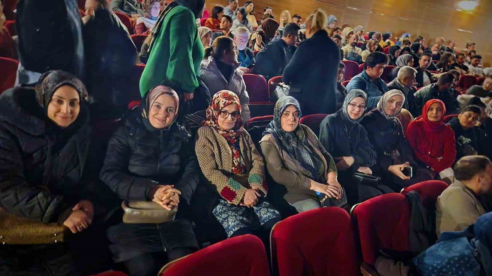 TDED Kadın Komisyonu, sahnede oyuncuların dünya tiyatro gününü kutladı
