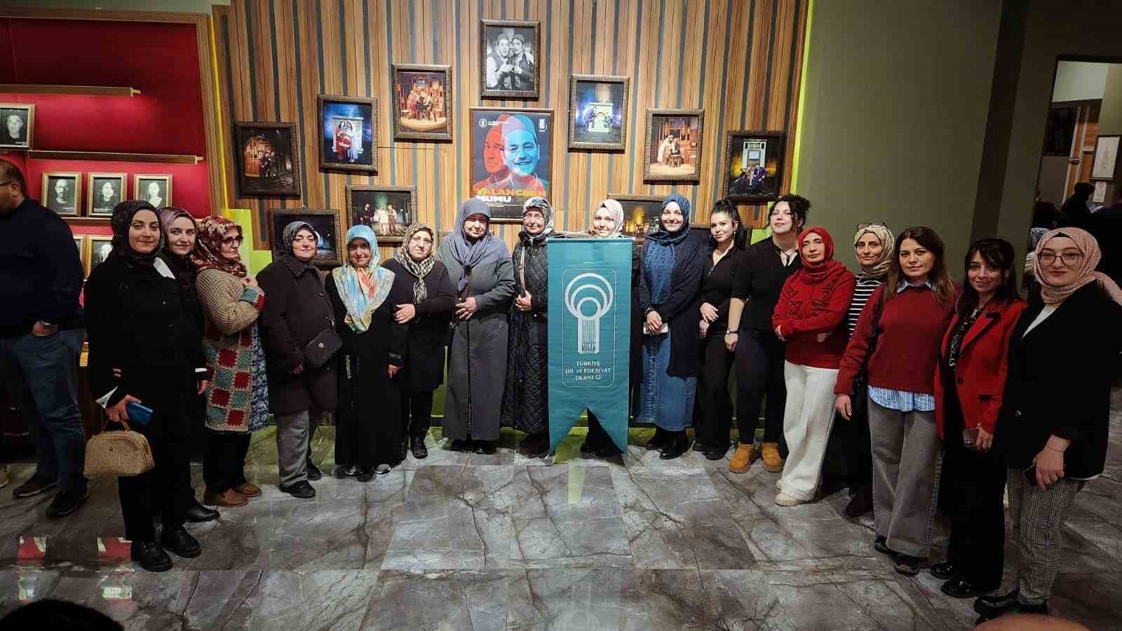 TDED Kadın Komisyonu, sahnede oyuncuların dünya tiyatro gününü kutladı
