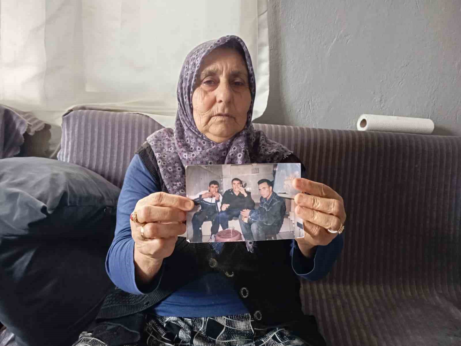 Tedavi gördüğü hastanenin depremde yıkılmasıyla vefat eden kocasının ardından 3 evladıyla hayata tutundu
