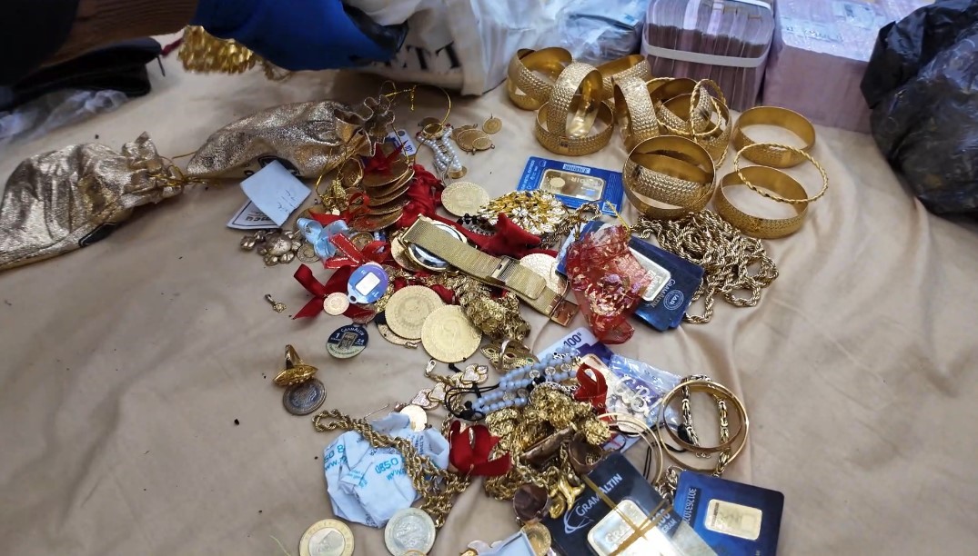 Tefecilere şafak operasyonu: Evden servet çıktı
