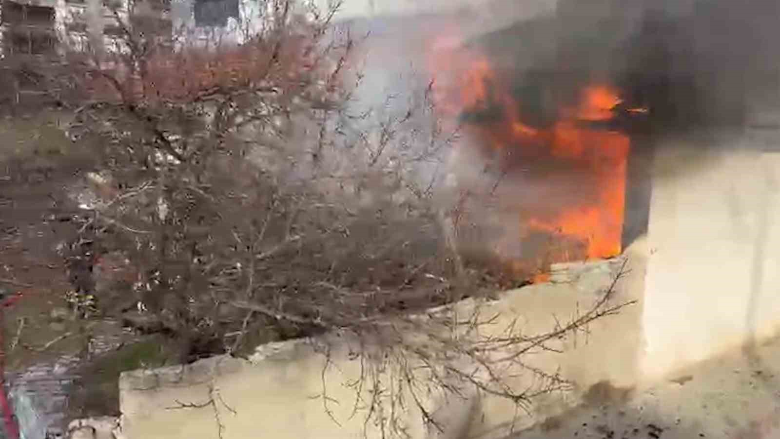 Tek katlı müstakil ev alevlere teslim oldu: 1 ağır yaralı
