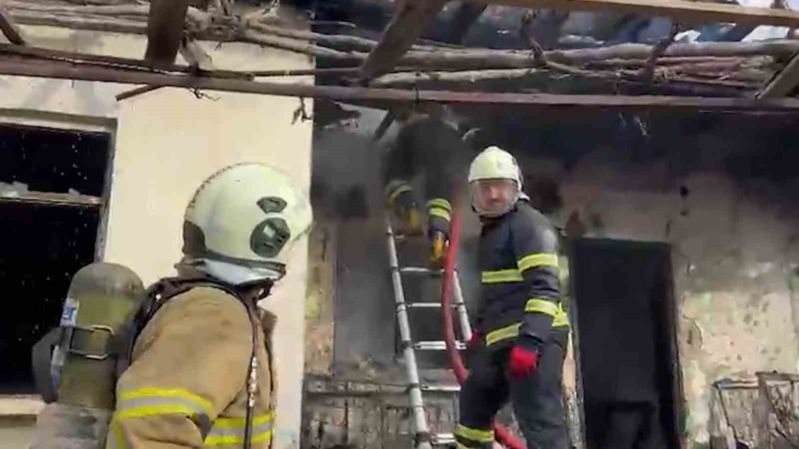 Tek katlı müstakil ev alevlere teslim oldu: 1 ağır yaralı
