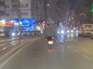 Tek teker kaldıran motosikletli trafiği böyle tehlikeye attı
