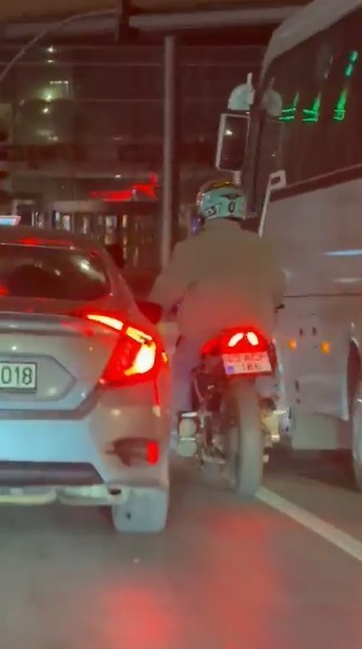 Tek teker kaldıran motosikletli trafiği böyle tehlikeye attı

