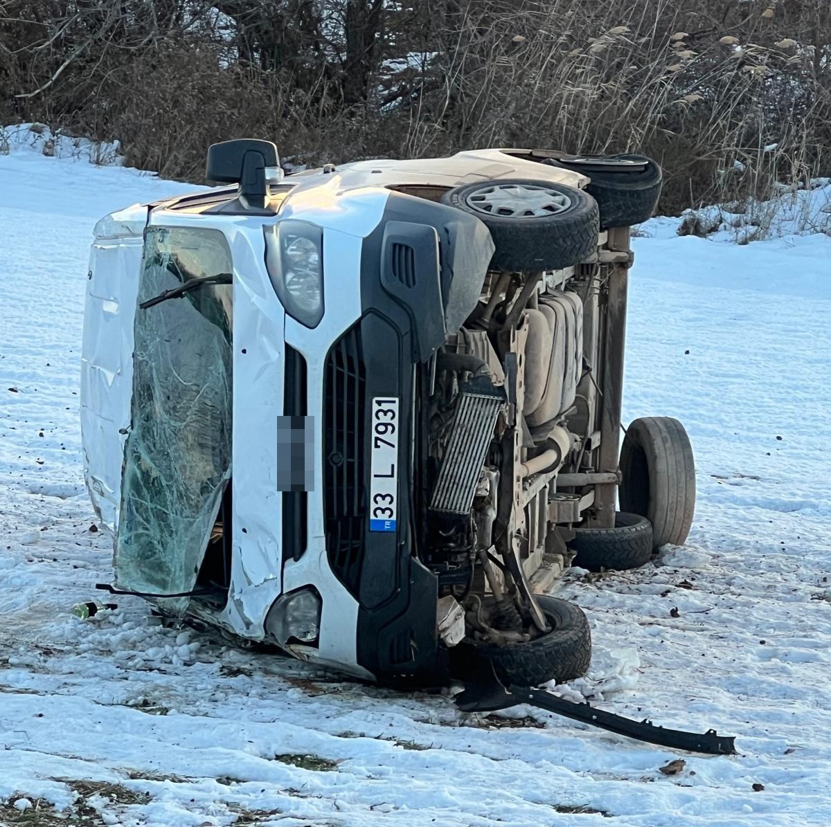 Tekeri patlayan minibüs takla attı: 4 yaralı
