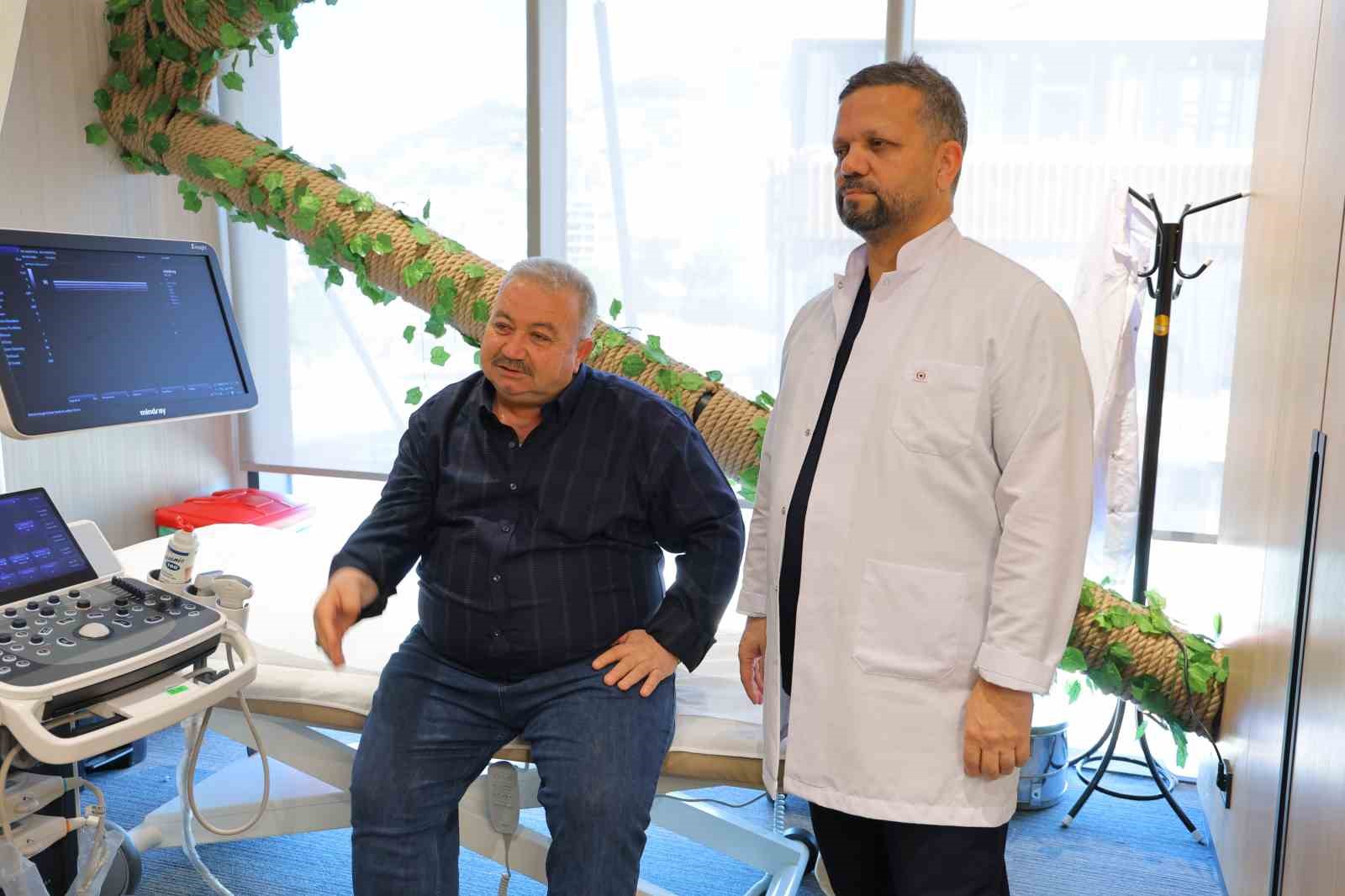 Tekerlekli sandalyeyle getirilen hasta tedavi sonrası yürüyerek çıktı
