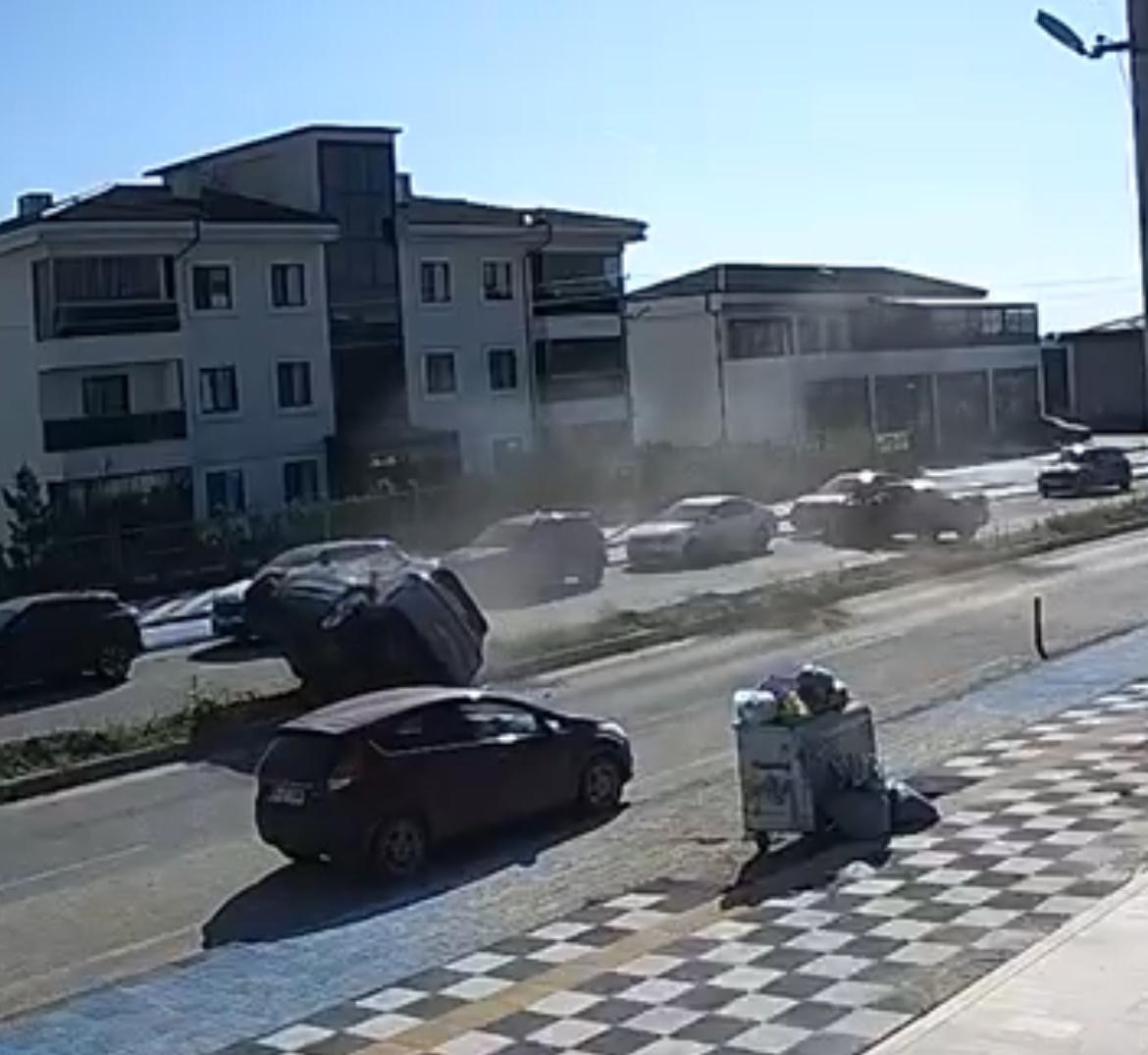 Tekirdağ’da 2’si çocuk 5 kişinin yaralandığı kaza kamerada: 25 metre boyunca taklalar attı
