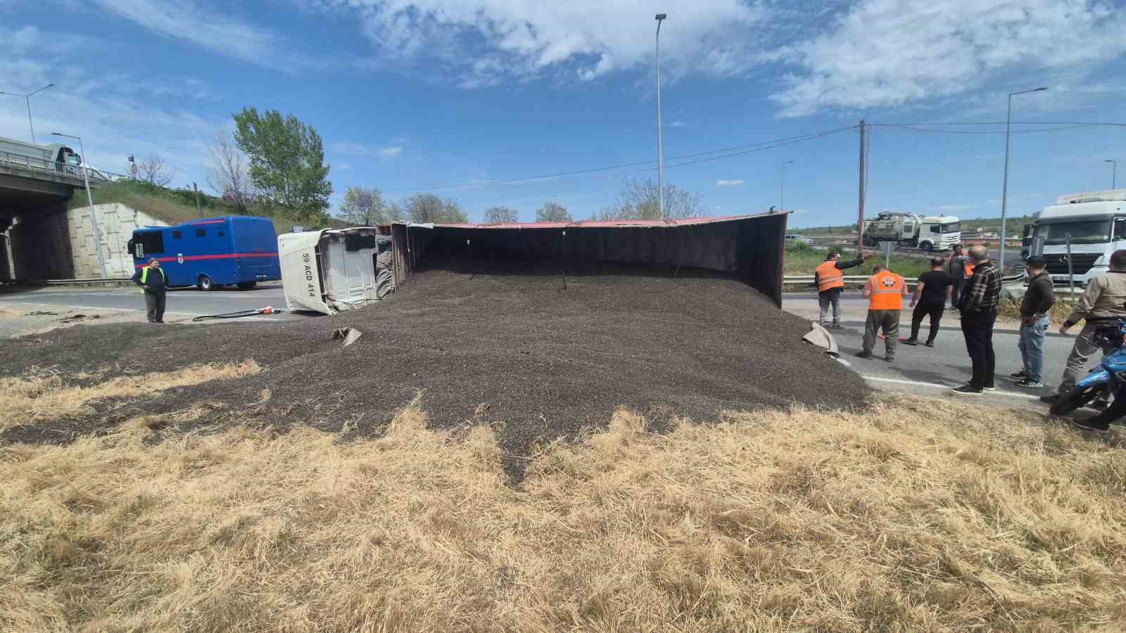 Tekirdağ’da ayçiçeği çekirdeği yüklü tır devrildi, trafik kilitlendi
