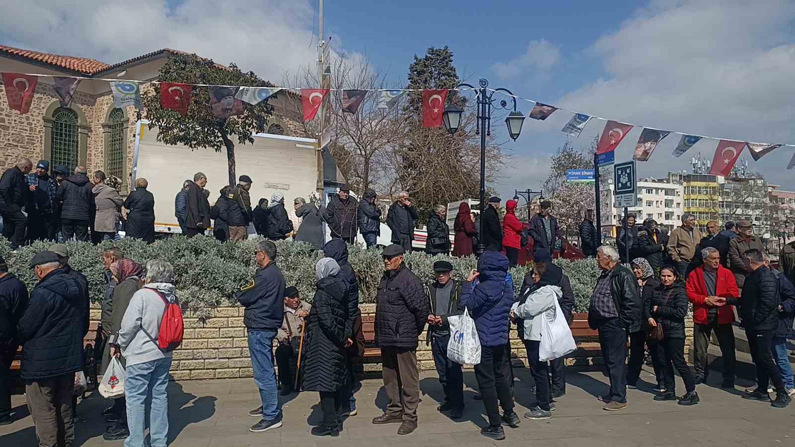 Tekirdağ’da bayram alışverişi kuyruğu: Ucuz ete metrelerce sıra oluştu
