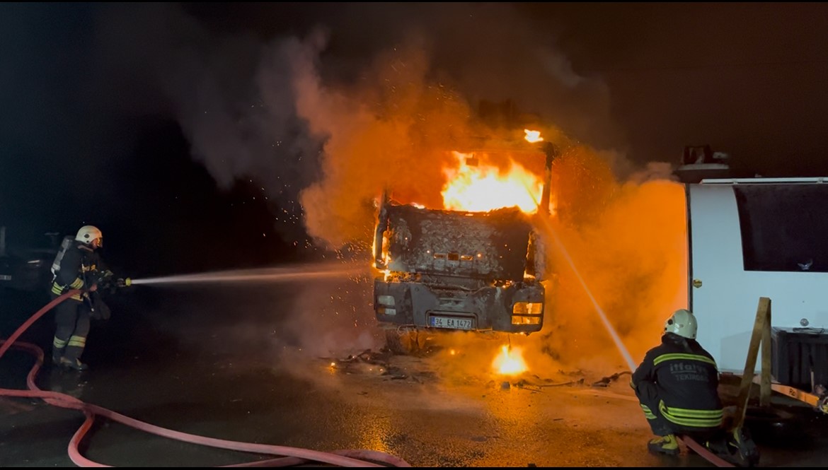 Tekirdağ’da beton pompası alev topuna döndü
