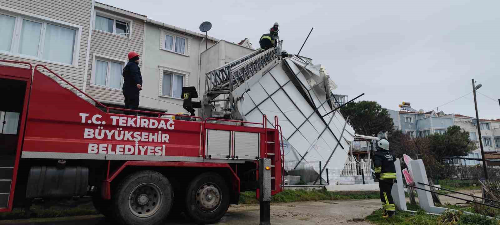 Tekirdağ’da fırtına çatıları uçurdu
