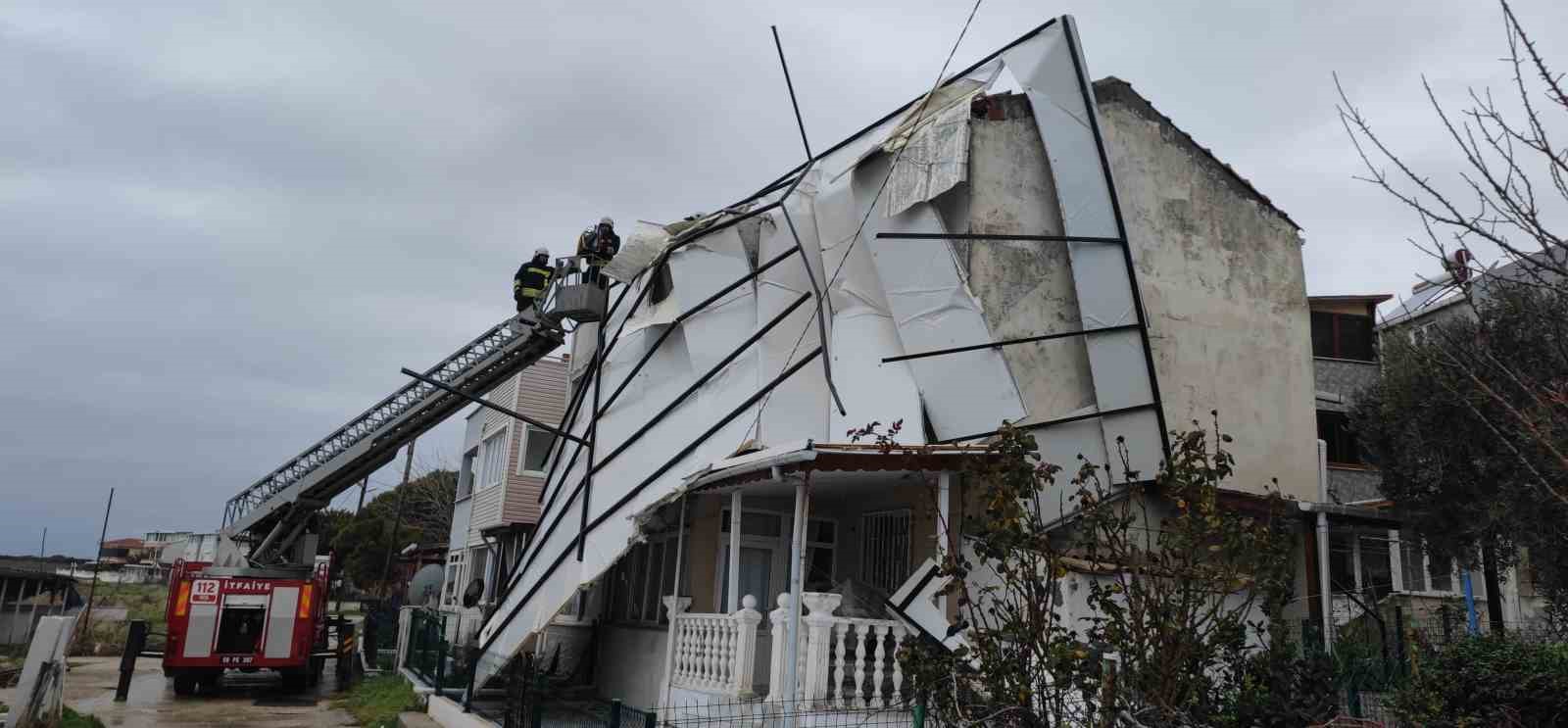 Tekirdağ’da fırtına çatıları uçurdu
