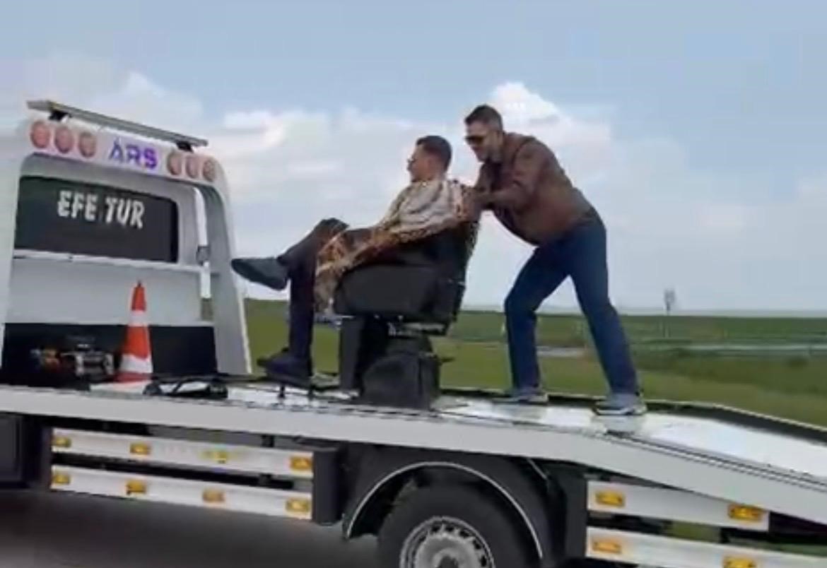 Tekirdağ’da görenler şaşırdı : Müşterisini çekici üzerinde traş etti
Tekirdağ’da görenler şaşırdı : Müşterisini çekici üzerinde traş etti