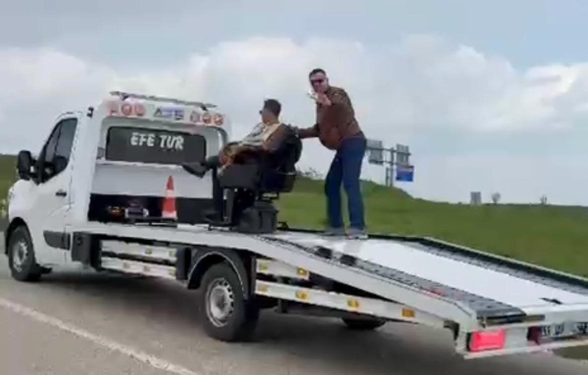 Tekirdağ’da görenler şaşırdı : Müşterisini çekici üzerinde traş etti
Tekirdağ’da görenler şaşırdı : Müşterisini çekici üzerinde traş etti