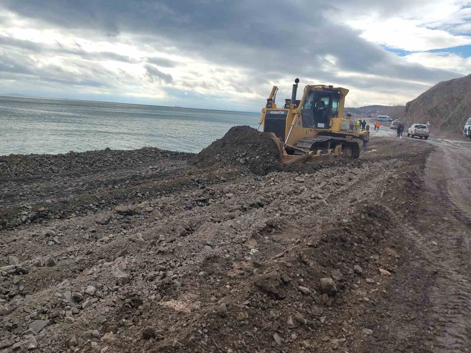 Tekirdağ’da heyelan: Yol kapatıldı
