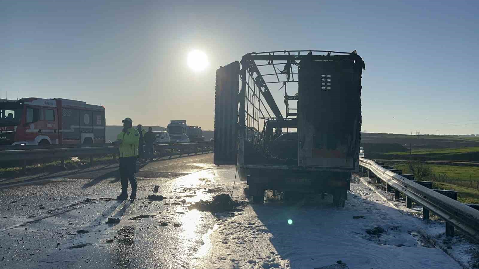 Tekirdağ’da kamyonet alev topuna döndü
