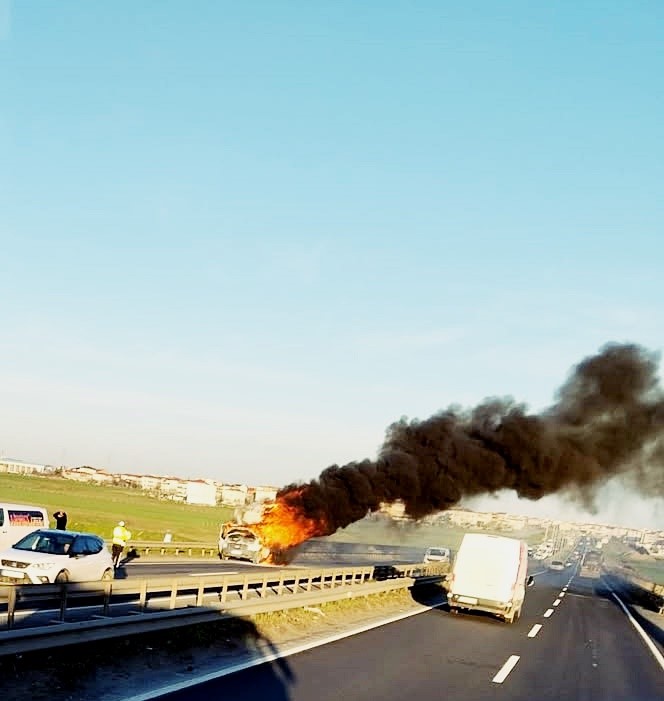 Tekirdağ’da kamyonet alev topuna döndü
