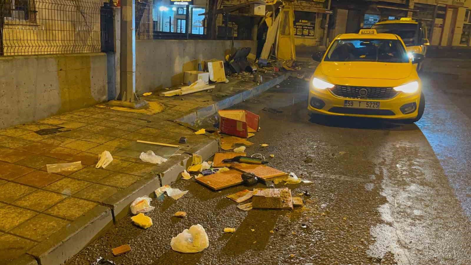 Tekirdağ’da kamyonet taksi durağına daldı, olay yerini terk etti: O anlar kamerada
