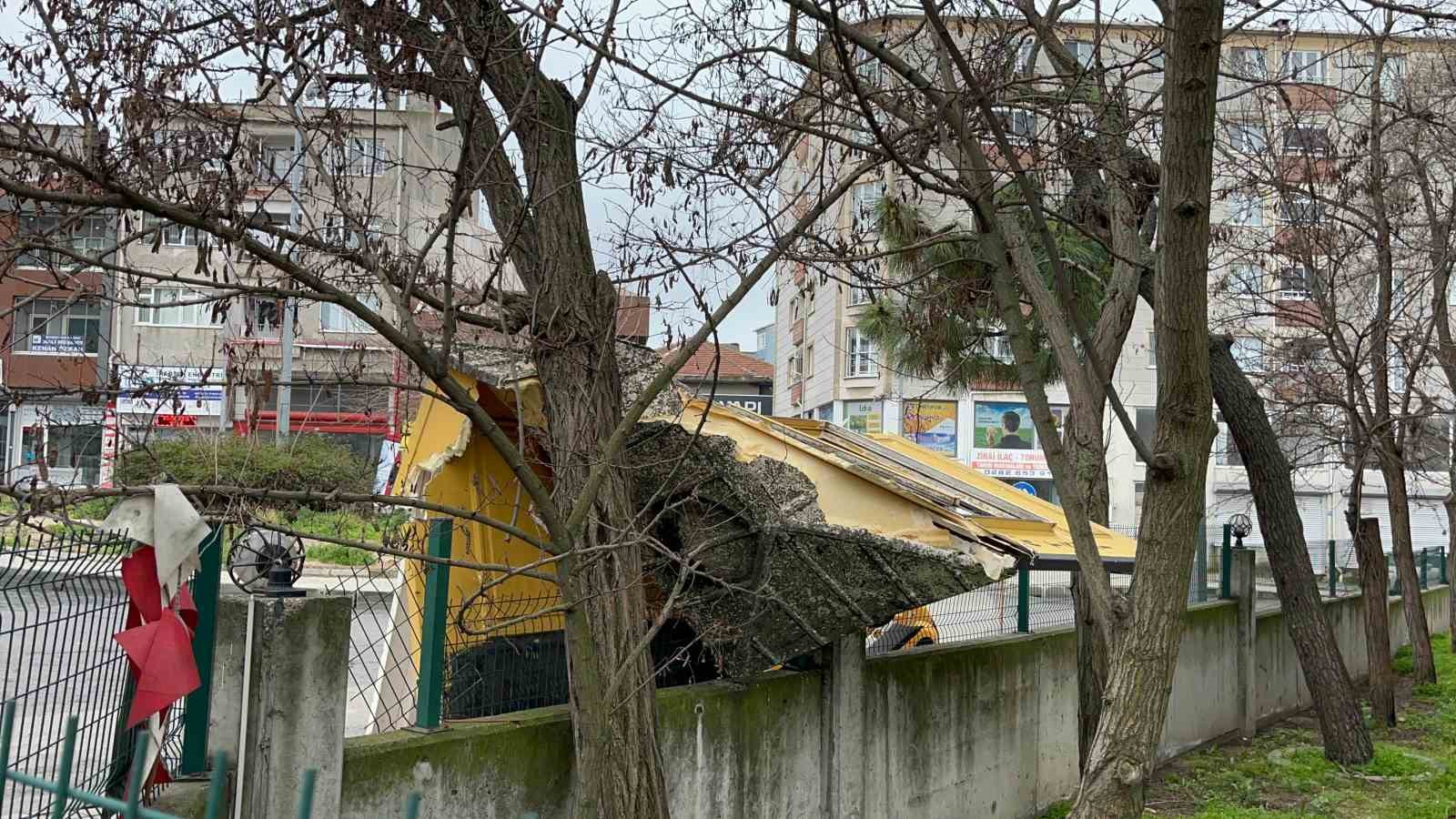 Tekirdağ’da kamyonet taksi durağına daldı, olay yerini terk etti: O anlar kamerada
