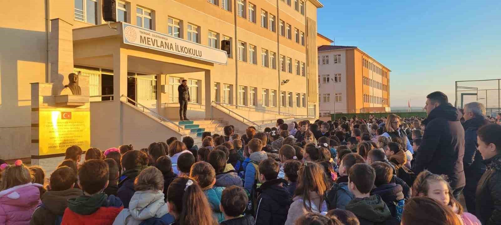 Tekirdağ’da okullarda 6 Şubat depremleri için saygı duruşu

