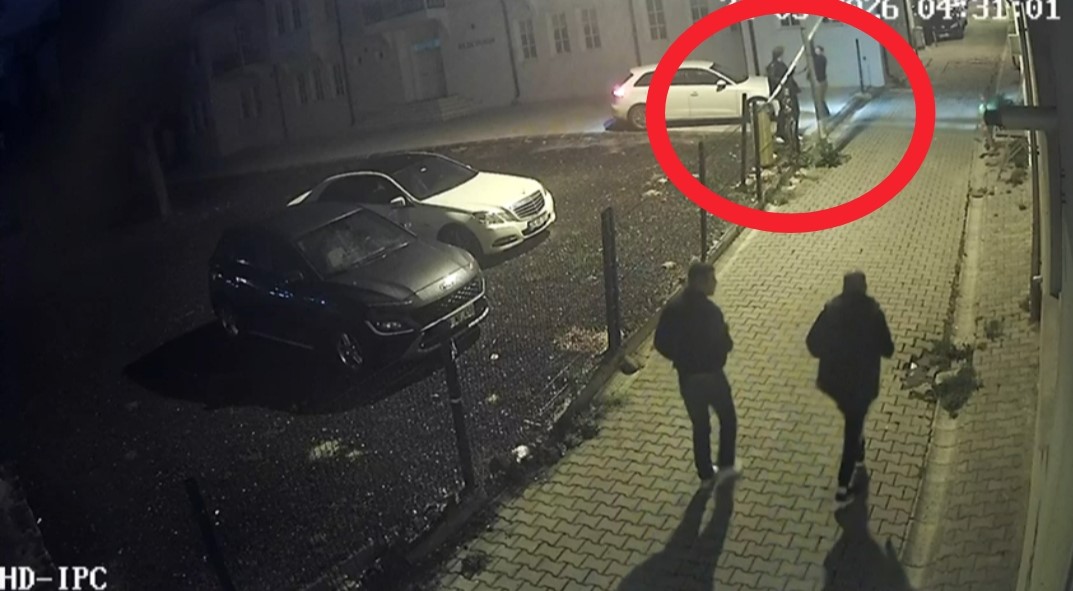 Tekirdağ’da otomatik bariyeri kırarak otoparka girdiler: Olay güvenlik kamerasına yansıdı
