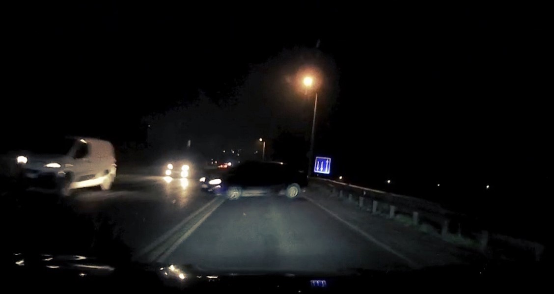 Tekirdağ’da otomobil bir anda kayarak savruldu: Kazanın kıl payı atlatıldığı anlar kamerada
