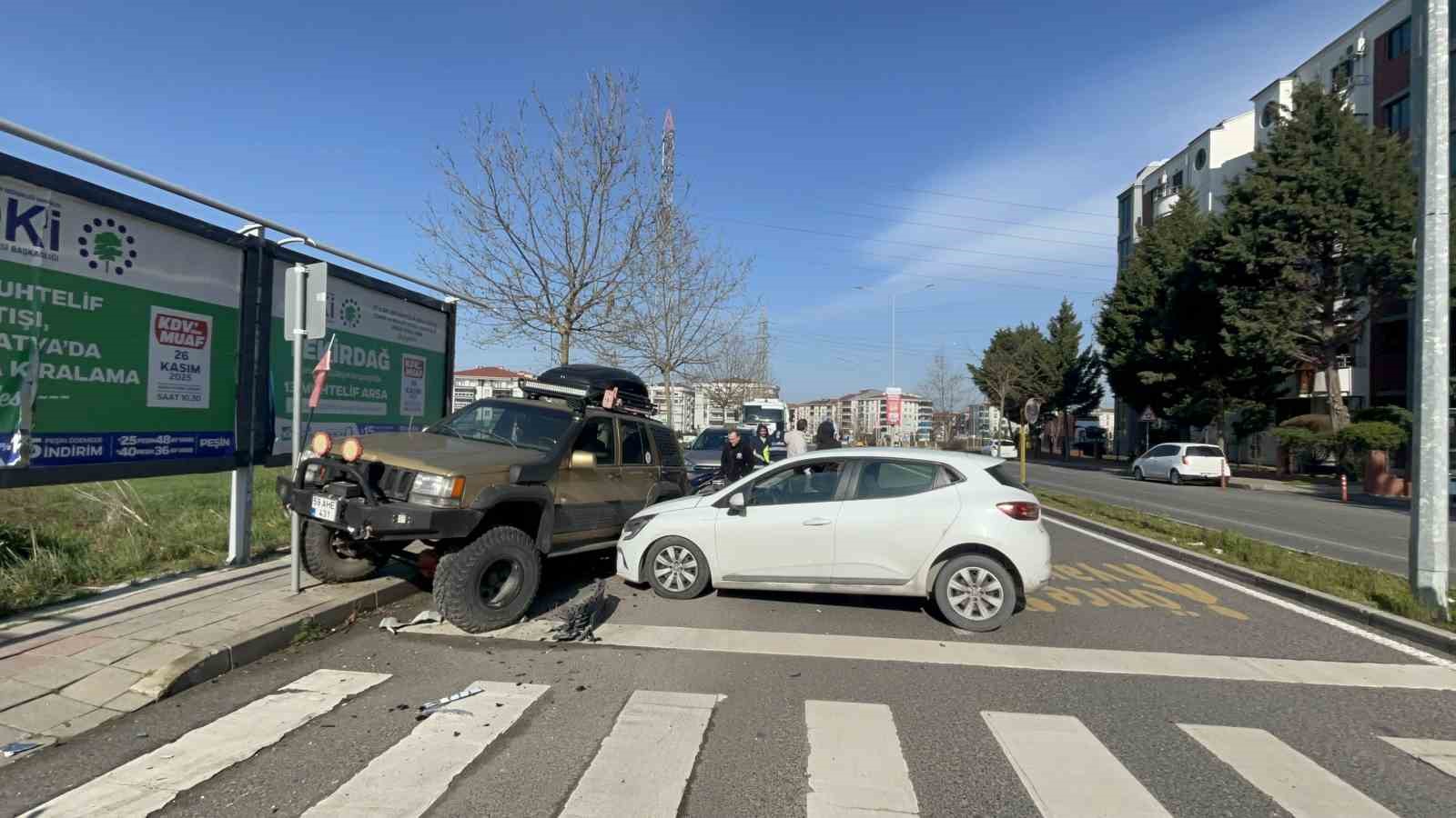 Tekirdağ’da otomobilin park halindeki cipe çarptığı kaza kamerada
