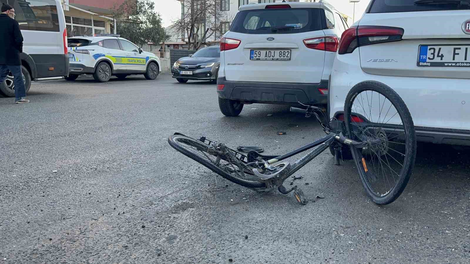 Tekirdağ’da otomobille çarpışan bisikletlinin yaralandığı feci kaza kamerada
