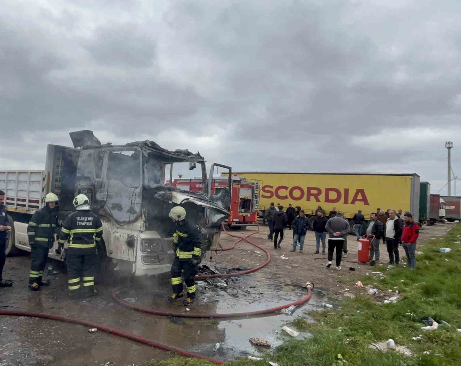 Tekirdağ’da park halindeki tır alev alev yandı
