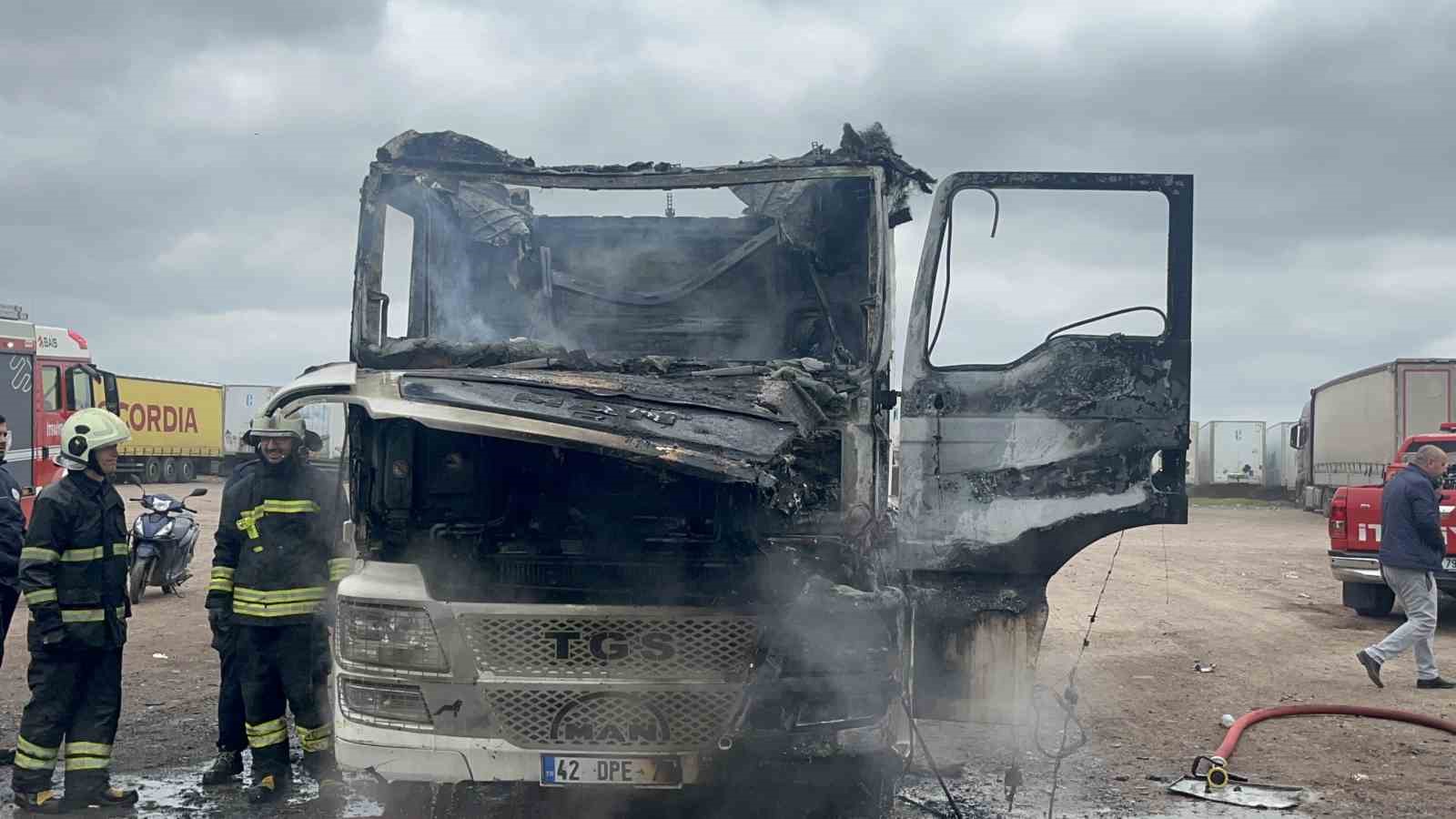 Tekirdağ’da park halindeki tır alev alev yandı
