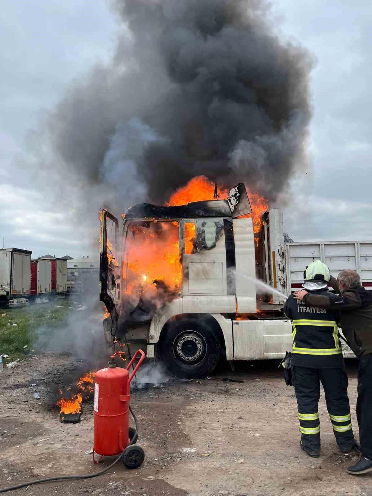 Tekirdağ’da park halindeki tır alev alev yandı
