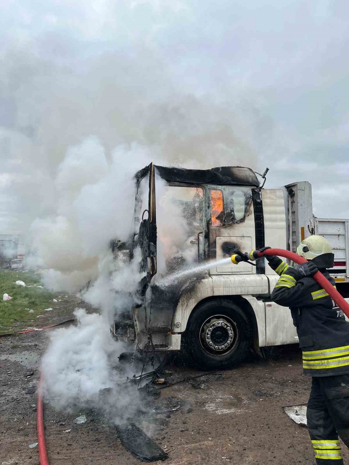 Tekirdağ’da park halindeki tır alev alev yandı
