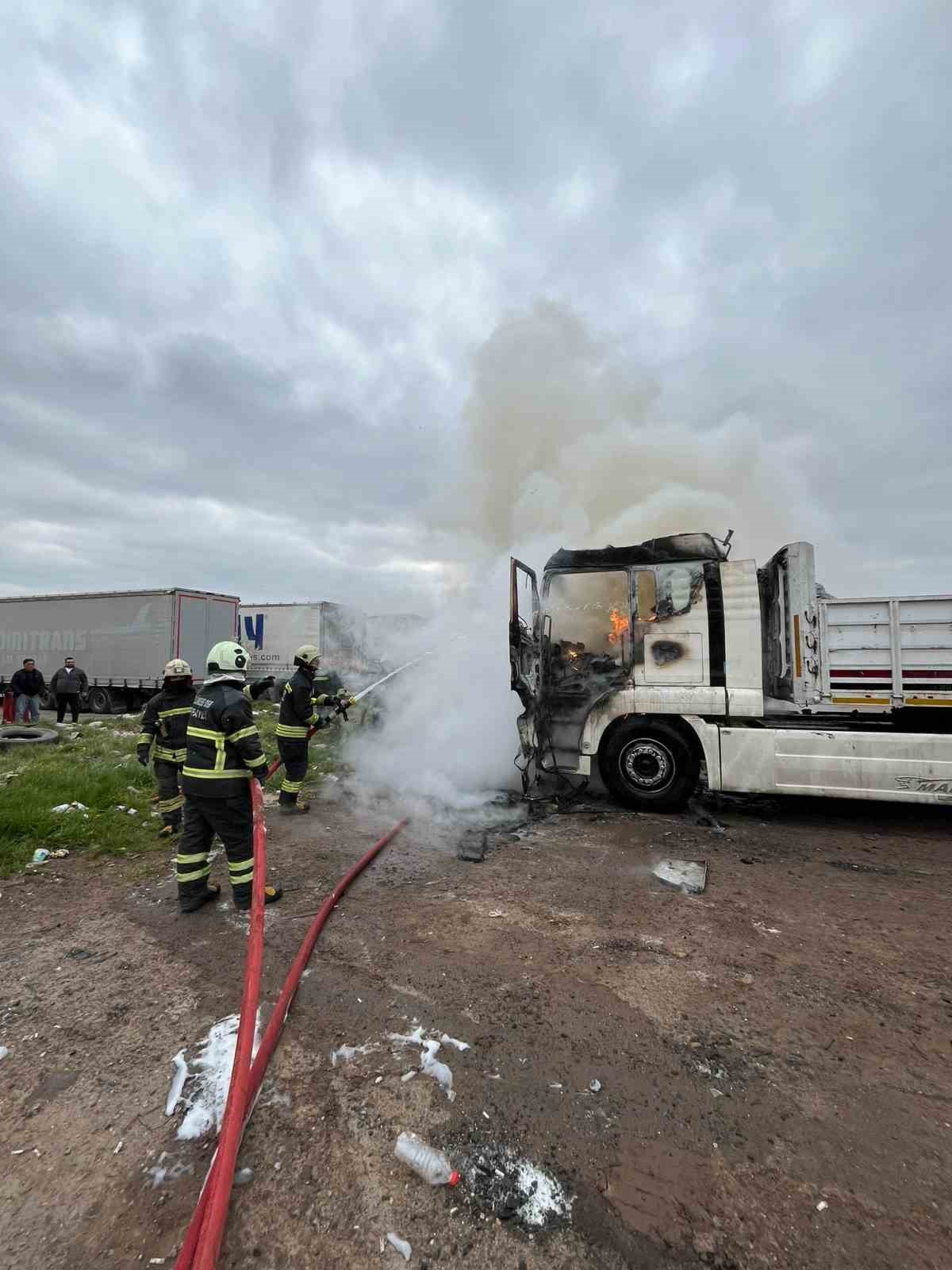 Tekirdağ’da park halindeki tır alev alev yandı
