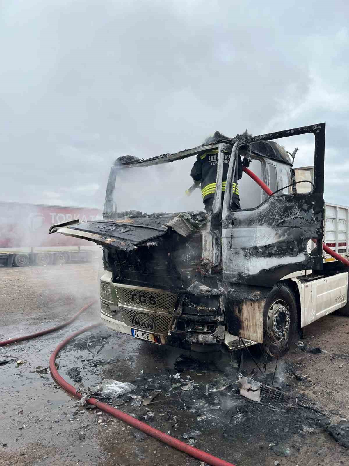 Tekirdağ’da park halindeki tır alev alev yandı
