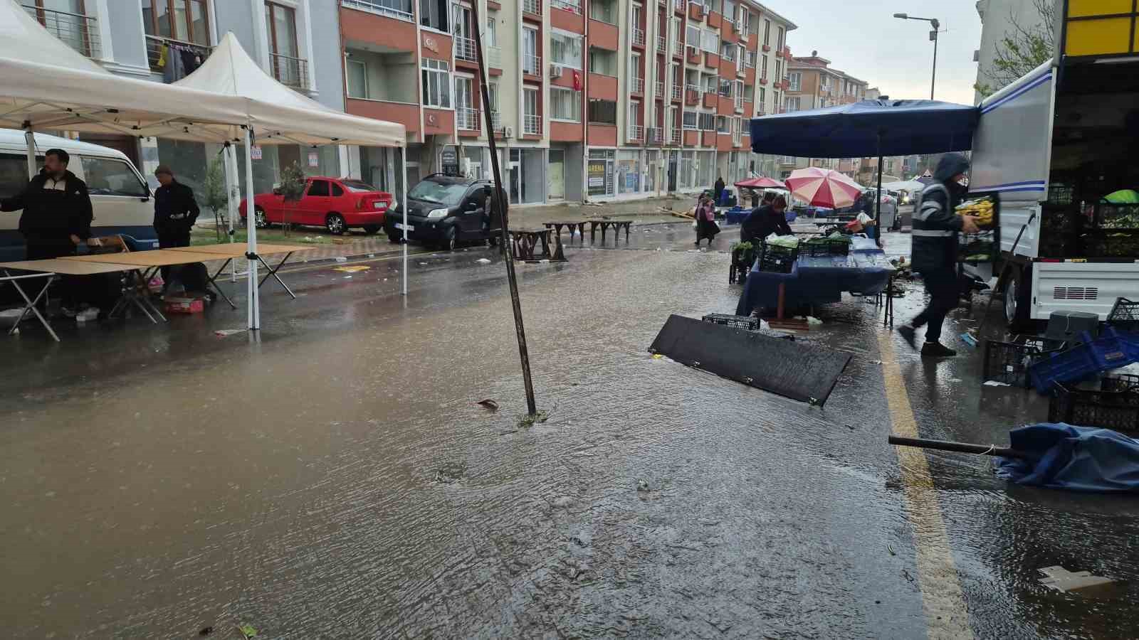 Tekirdağ’da sağanak yağış etkili oldu
