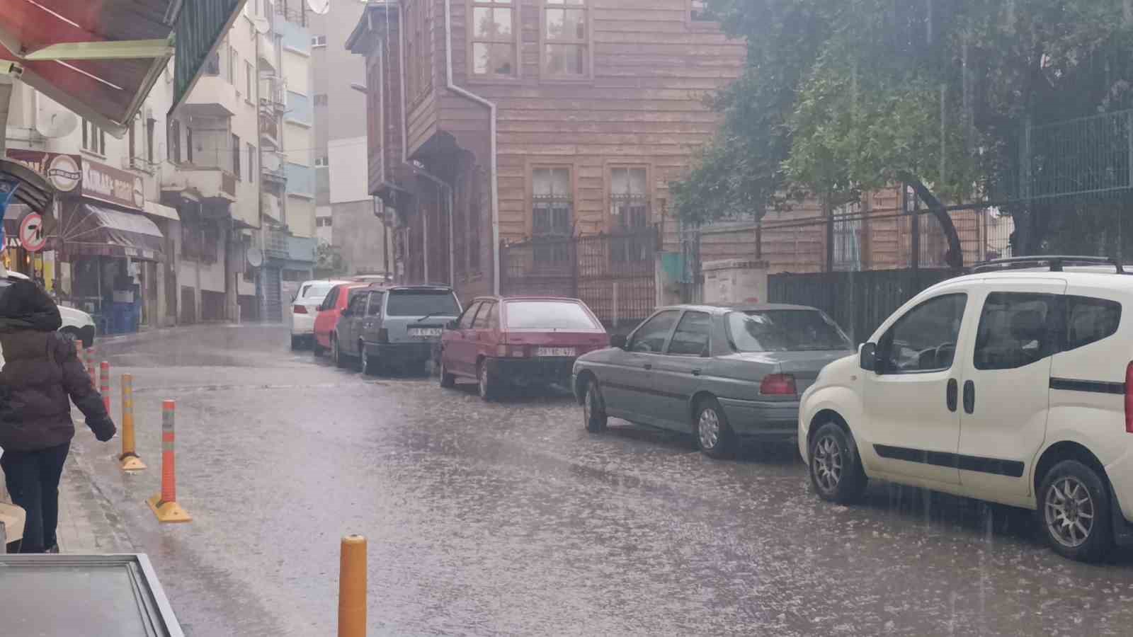 Tekirdağ’da sağanak yağış etkili oldu
