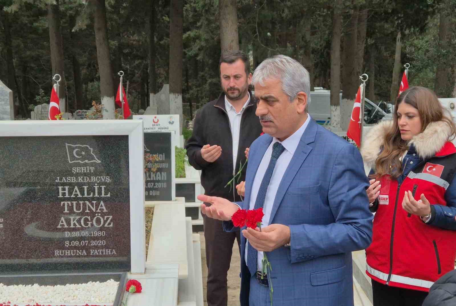 Tekirdağ’da şehit mezarlarına karanfil bırakıldı
