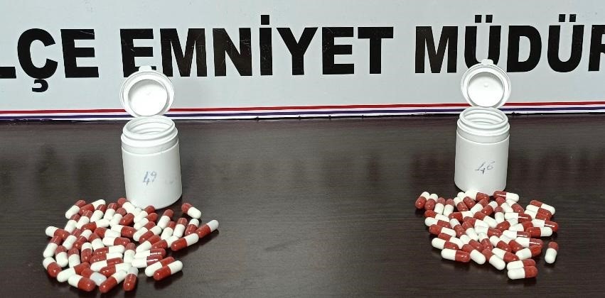 Tekirdağ’da sentetik hap ve esrar ele geçirildi
Tekirdağ’da sentetik hap ve esrar ele geçirildi