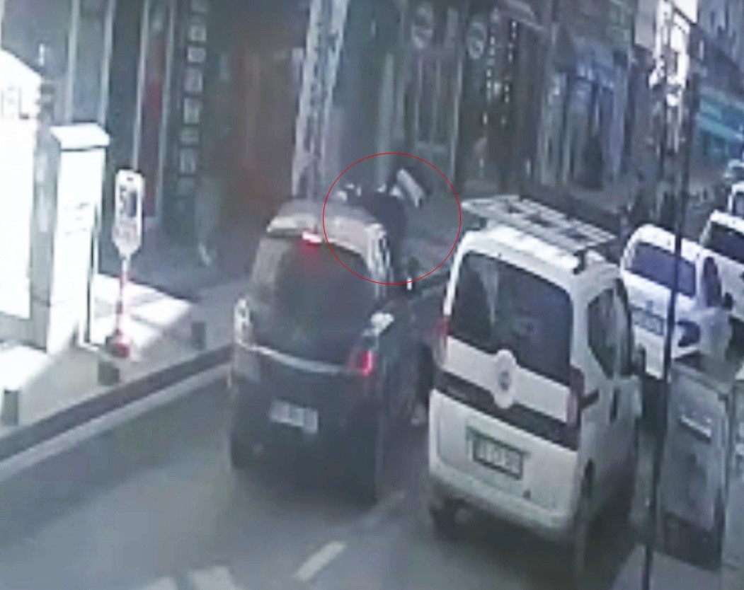 Tekirdağ’da ters yönden caddeye giren otomobille motosikletin çarpıştığı anlar kamerada
