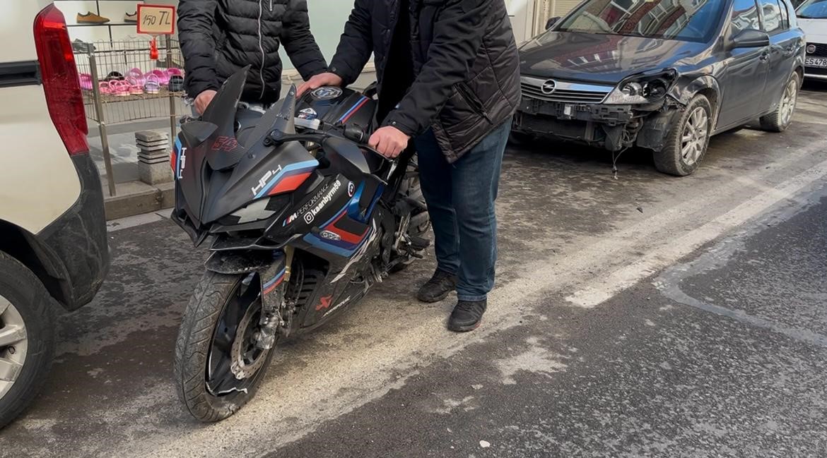 Tekirdağ’da ters yönden caddeye giren otomobille motosikletin çarpıştığı anlar kamerada
