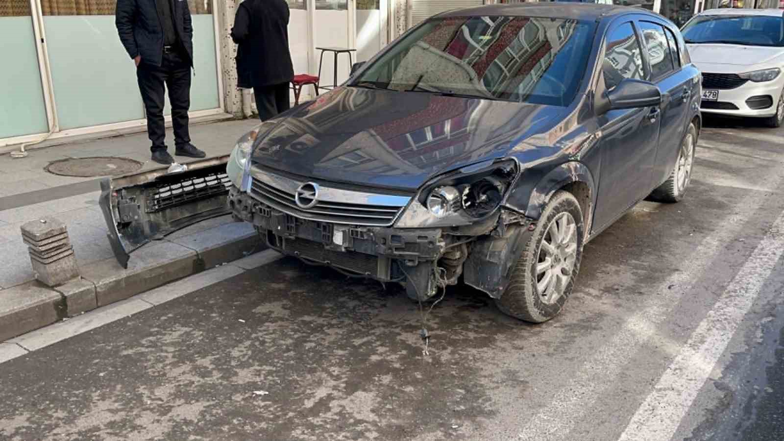 Tekirdağ’da ters yönden caddeye giren otomobille motosikletin çarpıştığı anlar kamerada
