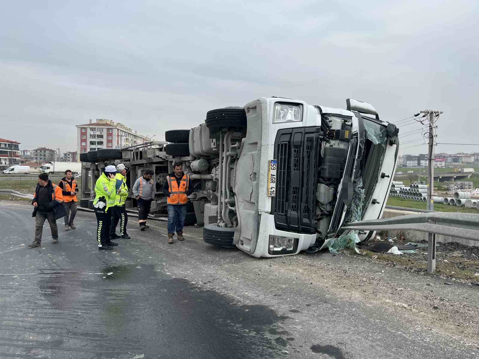 Tekirdağ’da virajı alamayan tır devrildi
